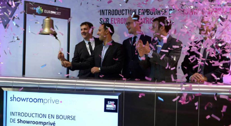 Les fondateurs de Showroomprivé, David Dayan et Thierry Petit, en compagnie d'Emmanuel Macron lors de l'introduction en Bourse de la société. (© E. Piermont / AFP)