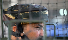 Un paramilitaire indien monte la garde dans un bunker sur un marché à Srinagar, au Cachemire indien, le 14 mai 2025 ( AFP / SAJJAD HUSSAIN )