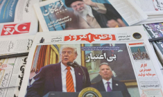 Un journal iranien avec une photo de couverture du président américain Donald Trump et de l'envoyé américain au Moyen-Orient Steve Witkoff à Téhéran
