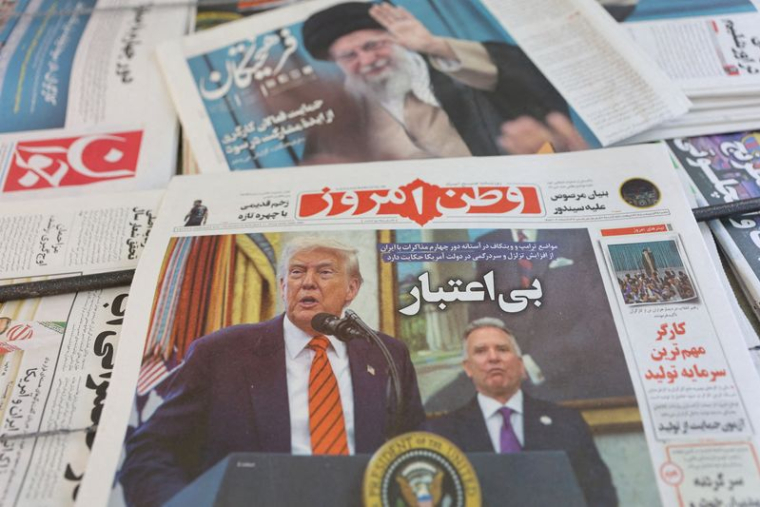 Un journal iranien avec une photo de couverture du président américain Donald Trump et de l'envoyé américain au Moyen-Orient Steve Witkoff à Téhéran
