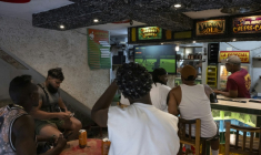 Des Cubains devant le match Maroc-Brésil dans un bar de Centro Habana, à La Havane, le 13 juin 2026 ( AFP / Pablo PORCIUNCULA )