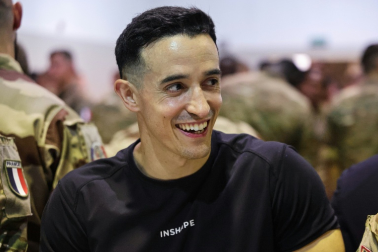 Le YouTubeur français Tibo InShape à la cité militaire de Zayed près d'Abou Dhabi, le 21 décembre 2025 ( AFP / Ludovic MARIN )