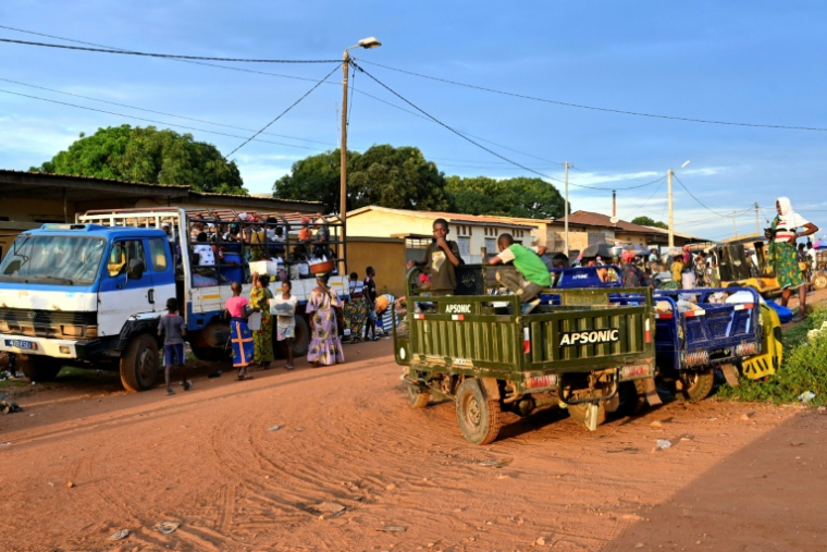 Une station de bus à Bouna, près de la frontière avec le Burkina Faso, le 13 octobr 2025 dans le nord-est de la Côte d'Ivoire ( AFP / Issouf SANOGO )