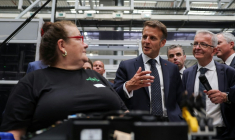 Le président Emmanuel Macron (d) parle avec une employé elors de sa visite de l'usine Vorwerk, dans le cadre du sommet "Choose France", à Donnemain-Saint-Mames, le 29 mai 2026 dans le Loir-et-Cher ( REUTERS / Christian Hartmann )
