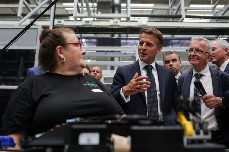 Le président Emmanuel Macron (d) parle avec une employé elors de sa visite de l'usine Vorwerk, dans le cadre du sommet "Choose France", à Donnemain-Saint-Mames, le 29 mai 2026 dans le Loir-et-Cher ( REUTERS / Christian Hartmann )