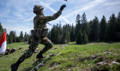 Un militaire suisse aux Geneveys-sur-Coffrane, en Suisse, le 4 mai 2023. ( AFP / FABRICE COFFRINI )