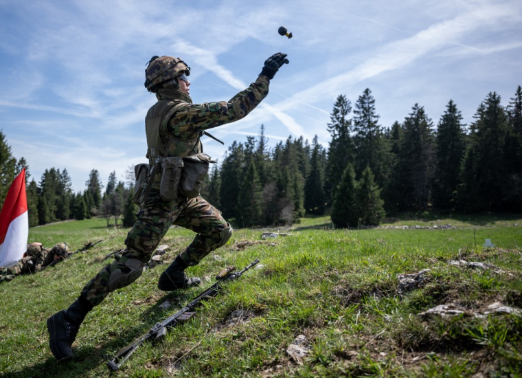 Un militaire suisse aux Geneveys-sur-Coffrane, en Suisse, le 4 mai 2023. ( AFP / FABRICE COFFRINI )