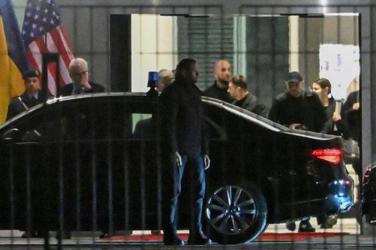 Le président ukrainien Volodymyr Zelensky (2e d) monte en voiture après des entretiens à la chancellerie, le 14 décembre 2025 à Berlin ( AFP / RALF HIRSCHBERGER )