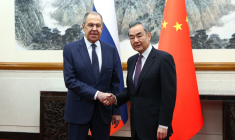Sergueï Lavrov et Wang Yi à Pékin, en Chine, le 9 avril 2024. ( RUSSIAN FOREIGN MINISTRY / HANDOUT )