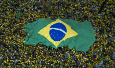 Des partisans de Flavio Bolsonaro, candidat du Parti libéral (PL) à la présidentielle, brandissent un immense drapeau brésilien lors d'un rassemblement à São Paulo, le 18 octobre 2026 au Brésil, avant le second tour de l'élection ( AFP / Miguel SCHINCARIOL )