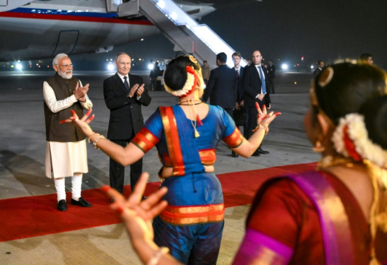 Le Premier ministre indien Narendra Modi accueille le président russe Vladimir Poutine sur la base aérienne de Palam, près de New Delhi, le 4 décembre 2025 ( POOL / Grigory SYSOYEV )