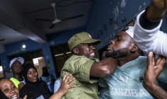Un policier tanzanien arrête un homme accusé par des responsables électoraux d'avoir tenté de frauder dans un bureau de vote de Stone Town (Tanzanie), le 29 octobre 2025 ( AFP / MARCO LONGARI )