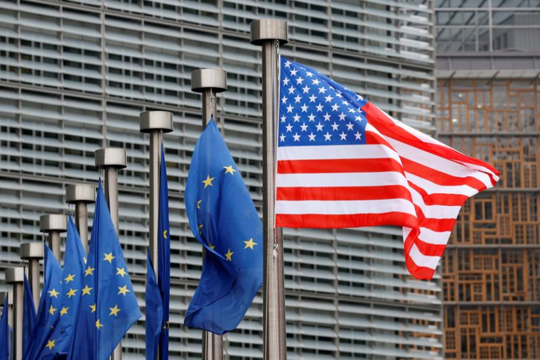 Les drapeaux des États-Unis et de l'Union européenne sont photographiés au siège de la Commission européenne à Bruxelles