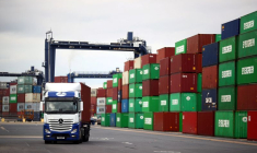 GRANDE-BRETAGNE: LES DOCKERS DU PLUS GRAND PORT DE FRET ANGLAIS VONT ENTAMER UNE GRÈVE