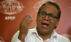 Le candidat de gauche à la présidentielle péruvienne Roberto Sánchez lors d'une conférence de presse de l'Association péruvienne de la presse étrangère (APEP), à Lima, le 5 juin 2026 ( AFP / ERNESTO BENAVIDES )