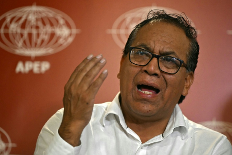 Le candidat de gauche à la présidentielle péruvienne Roberto Sánchez lors d'une conférence de presse de l'Association péruvienne de la presse étrangère (APEP), à Lima, le 5 juin 2026 ( AFP / ERNESTO BENAVIDES )