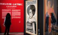 Une visiteuse à l'exposition "Toulouse-Lautrec et l'art de l'affiche", le 29 avril 2025 au musée Toulouse-Lautrec à Albi ( AFP / Lionel BONAVENTURE )