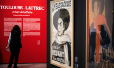 Une visiteuse à l'exposition "Toulouse-Lautrec et l'art de l'affiche", le 29 avril 2025 au musée Toulouse-Lautrec à Albi ( AFP / Lionel BONAVENTURE )