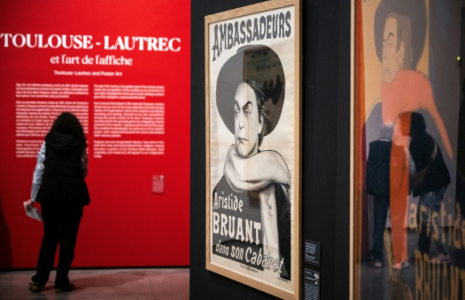 Une visiteuse à l'exposition "Toulouse-Lautrec et l'art de l'affiche", le 29 avril 2025 au musée Toulouse-Lautrec à Albi ( AFP / Lionel BONAVENTURE )