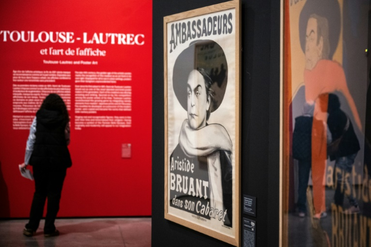 Une visiteuse à l'exposition "Toulouse-Lautrec et l'art de l'affiche", le 29 avril 2025 au musée Toulouse-Lautrec à Albi ( AFP / Lionel BONAVENTURE )
