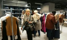 Clientes à l'ouverture de l'espace du géant du e-commerce Shein au Bazar de l'Hotel de Ville (BHV) à Paris le 5 novembre 2025. ( AFP / Dimitar DILKOFF )