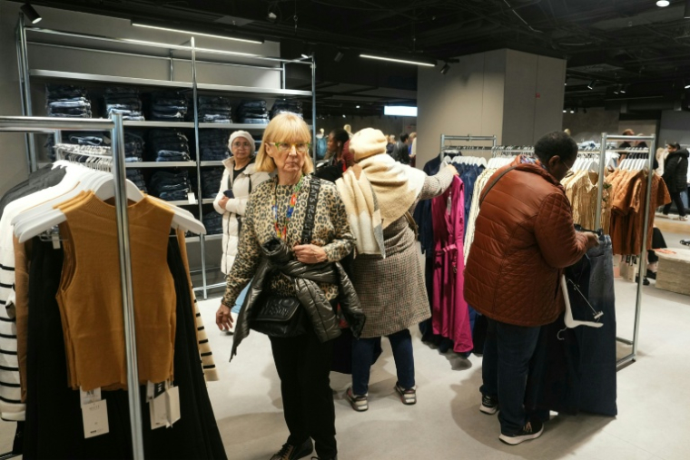 Clientes à l'ouverture de l'espace du géant du e-commerce Shein au Bazar de l'Hotel de Ville (BHV) à Paris le 5 novembre 2025. ( AFP / Dimitar DILKOFF )