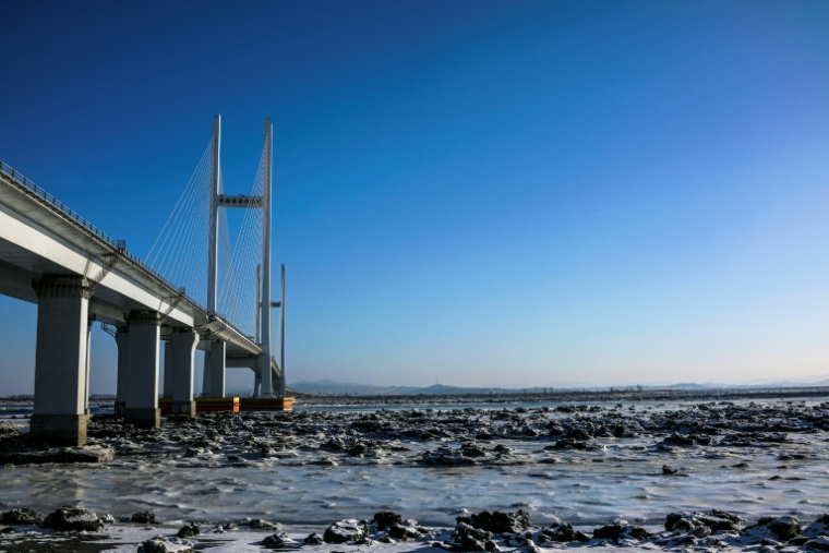 Un nouveau pont routier sur le fleuve Yalu, situé entre la ville nord-coréenne de Sinuiju et Dandong, dans la province chinoise du Liaoning (nord-est), le 11 janvier 2018 ( AFP / Chandan KHANNA )