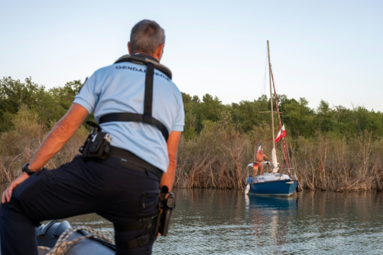 Des gendarmes en patrouille lors d'une opération de prévention contre les bivouacs illégaux susceptibles de provoquer un départ de feu, le 8 août 2026 autour du lac de Sainte-Croix, aux portes des Gorges du Verdon ( AFP / Miguel MEDINA )