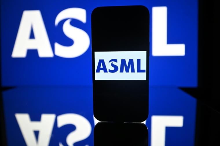 Cette photographie montre des écrans affichant le logo du groupe néerlandais Advanced Semiconductor Materials Lithography (ASML), à Toulouse, dans le sud-ouest de la France, le 9 septembre 2025. ( AFP / Lionel BONAVENTURE )