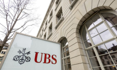 Photo d'archives d'un logo de la banque suisse UBS à Zurich, en Suisse