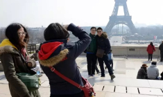 touristes chinois devant la tour eiffel