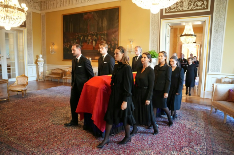 Le cercueil du roi Harald V de Norvège est transporté du Salon rouge à la chapelle du Palais, à Oslo, le 31 août 2026, par des membres de la famille royale ( NTB / Ole Berg-Rusten )
