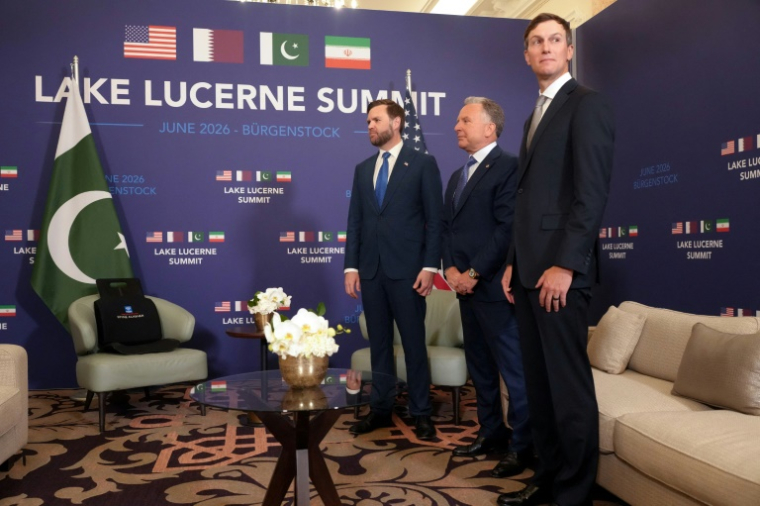 Le vice-président américain JD Vance (g) aux côtés de l'envoyé spécial Steve Witkoff (c) et de Jared Kushner, au complexe hôtelier de luxe Bürgenstock, le 21 juin 2026 en Suisse ( POOL / Nathan Howard )
