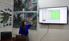 Dechen Peldon, ingénieure stagiaire, s'exprime sur l'état du niveau d'eau au centre d'alerte d'urgence dédié aux crues glaciaires (GLOF) situé dans la région de Wangdue Phodrang, au Bhoutan, le 31 août 2026 ( AFP / Niharika KULKARNI )