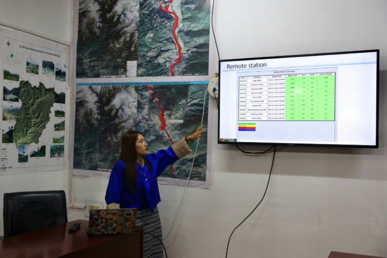 Dechen Peldon, ingénieure stagiaire, s'exprime sur l'état du niveau d'eau au centre d'alerte d'urgence dédié aux crues glaciaires (GLOF) situé dans la région de Wangdue Phodrang, au Bhoutan, le 31 août 2026 ( AFP / Niharika KULKARNI )