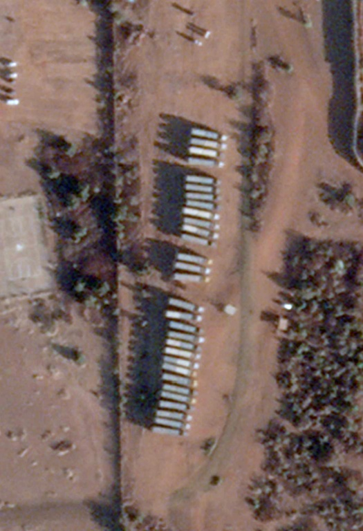Cette image satellite, prise le 9 janvier 2026 par Planet Labs PBC, montre  l’aéroport militaire de Niamey au Niger, où est stationnée une trantaine de camions. Un important chargement d’uranium parti du nord du Niger fin novembre est bloqué depuis des semaines à l’aéroport de Niamey. ( 2026 Planet Labs PBC / - )