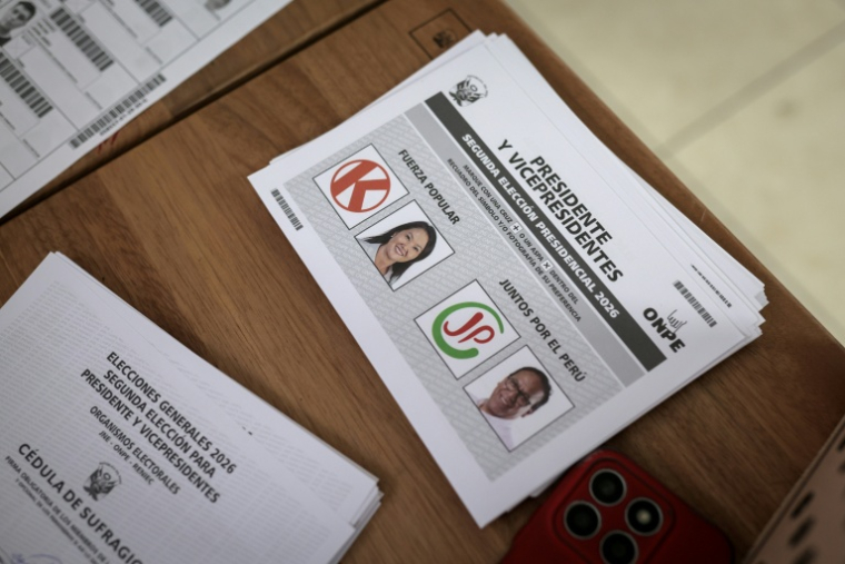 Bulletins de vote dans un bureau de vote lors du second tour de l'élection présidentielle dans le district de San Juan de Lurigancho, dans la province de Lima, au Pérou, le 7 juin 2026 ( AFP / Anthony Nino de Guzman )