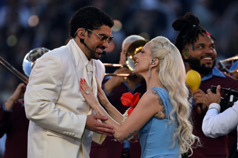 Bad Bunny et Lady Gaga pendant la mi-temps du Super Bowl, le 8 février 2026 à Santa Clara, en Californie ( AFP / JOSH EDELSON )