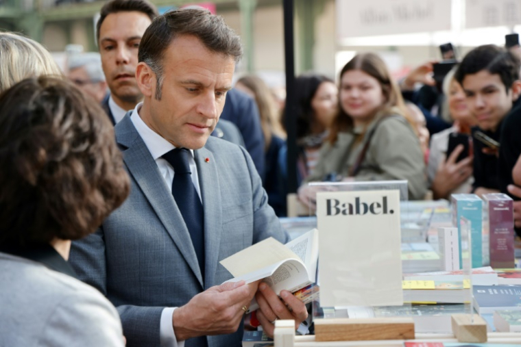 Le président français Emmanuel Macron visite le Festival du Livre au Grand Palais à Paris le 11 avril 2025 ( POOL / Ludovic MARIN )