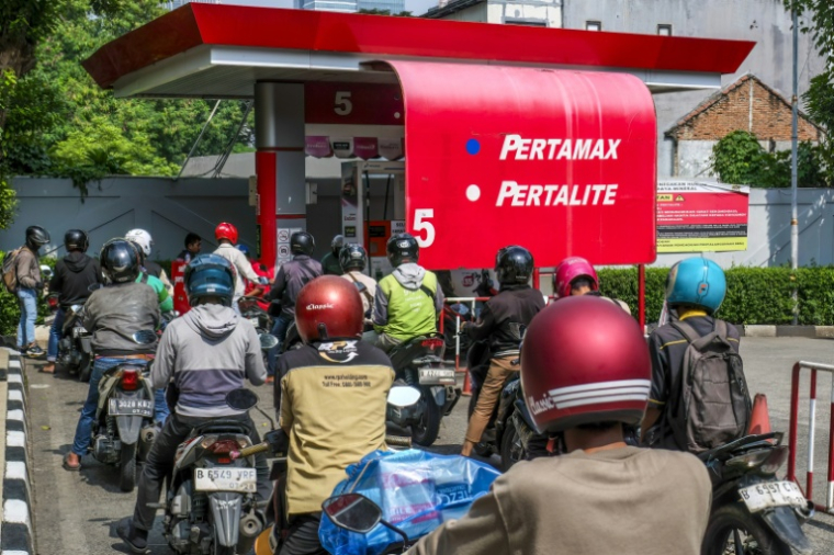 Des motocyclistes font la queue devant une station-service à Jakarta, le 1er avril 2026 en Indonésie ( AFP / BAY ISMOYO )
