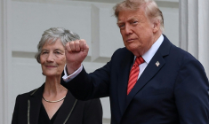 Le président américain Donald Trump (D) et la présidente irlandaise Catherine Connolly (L), le 12 septembre 2026 à Dublin   ( AFP / Adrian Dennis )