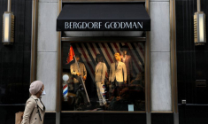 Une personne portant un masque passe devant Bergdorf Goodman sur la Cinquième Avenue, alors que les détaillants signalent une baisse des ventes liée à l'épidémie de coronavirus à Manhattan, New York City.