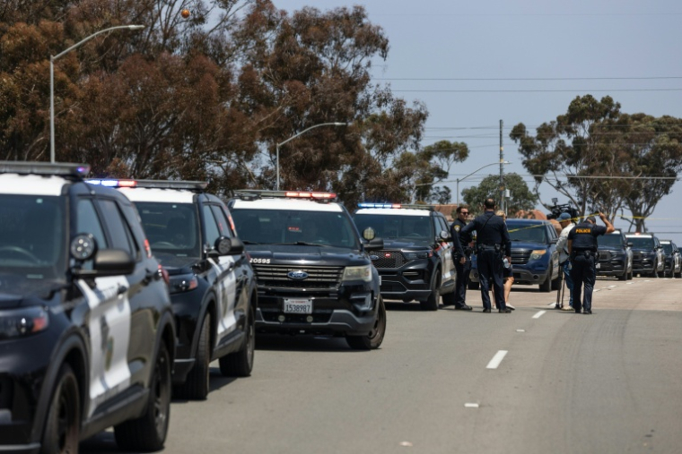 Des voitures de police près d'une mosquée de San Diego en Californie, le 18 mai 2026 ( AFP / Zoë Meyers )