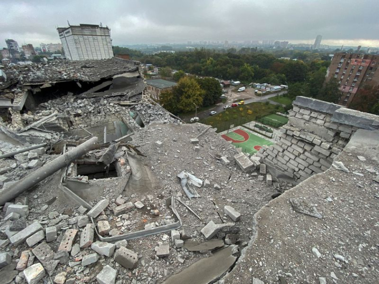 Un bâtiment résidentiel endommagé par un tir de missile russe à Kharkiv