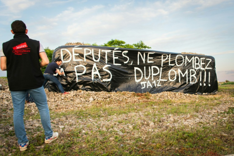 Des agriculteurs du syndicat Jeunes Agriculteurs (JA) d'Occitanie manifestent leur soutien au projet de loi Duplomb visant à "lever les contraintes à l'exercice" de leur profession et à faciliter notamment l'accès aux pesticides, le 15 mai 2025 à Rodez, dans l'Aveyron ( AFP / Matthieu RONDEL )