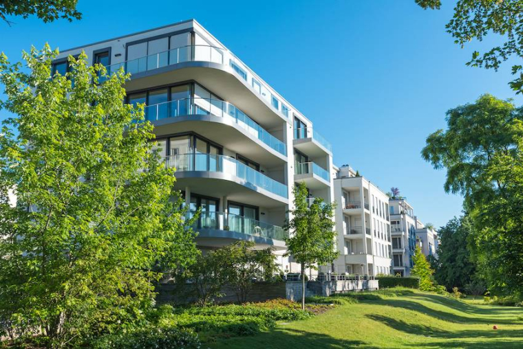 Immobilier neuf, les ventes baissent mais les prix augmentent- iStock-elxeneize