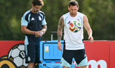 L'attaquant argentin Lionel Messi (à droite) lors d'un entraînement à Fort Lauderdale le 2 juillet 2026 avant le 16e de final contre le Cap Vert ( AFP / CHANDAN KHANNA )