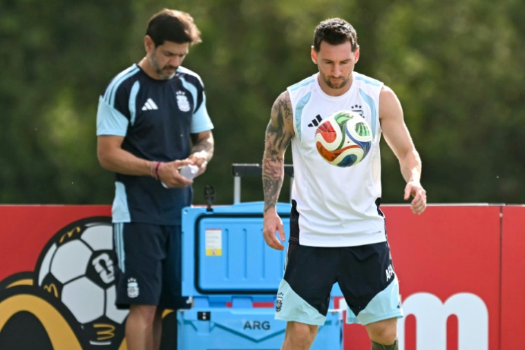 L'attaquant argentin Lionel Messi (à droite) lors d'un entraînement à Fort Lauderdale le 2 juillet 2026 avant le 16e de final contre le Cap Vert ( AFP / CHANDAN KHANNA )