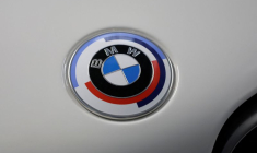 Vue d'un logo BMW dans l'usine de moteurs BMW à Steyr