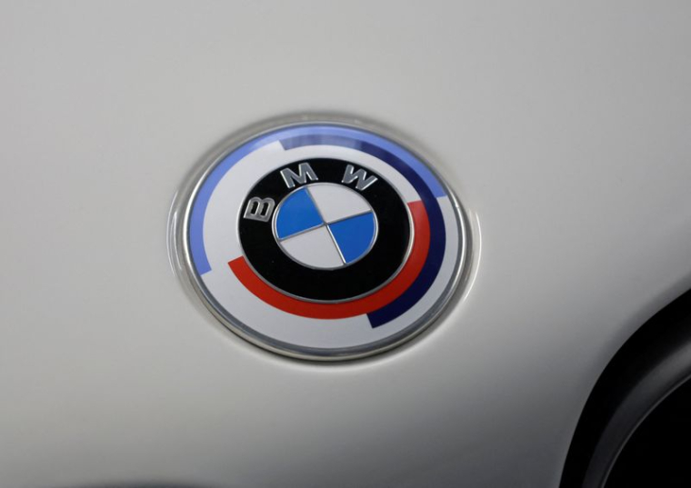 Vue d'un logo BMW dans l'usine de moteurs BMW à Steyr